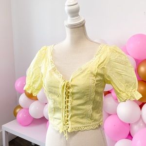 Yellow lace up top☀️💛